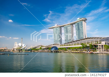 新加坡：從這裡可以欣賞到濱海灣金沙酒店在美麗的藍天和濱海灣碧波映襯下的壯麗景色。 141274327