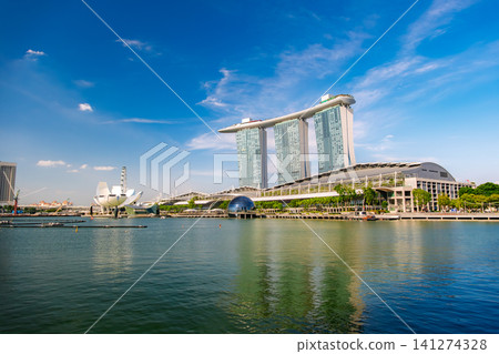 新加坡：從這裡可以欣賞到濱海灣金沙酒店在美麗的藍天和濱海灣碧波映襯下的壯麗景色。 141274328