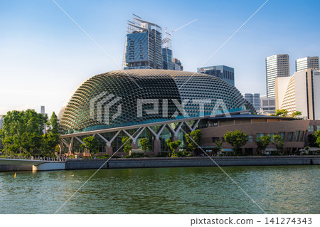 新加坡濱海藝術中心劇院,暱稱“榴槤”,是位於濱海灣的特色劇院。 新加坡濱海藝術中心劇院,暱稱“榴槤”,是位於濱海灣的特色劇院。 141274343