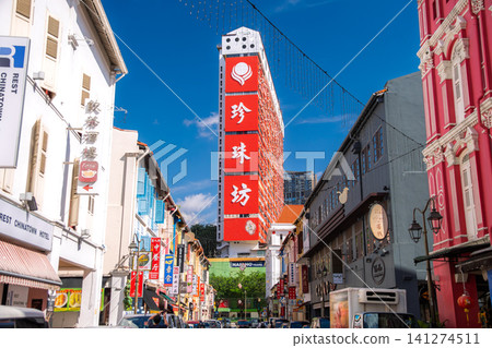 新加坡唐人街:色彩繽紛的街景在藍天的襯托下格外醒目。 新加坡唐人街:色彩繽紛的街景在藍天的襯托下格外醒目。 141274511
