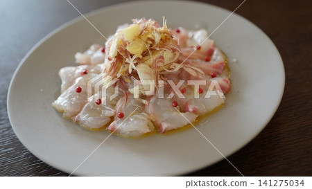 海鯛魚薄片配日本薑和粉紅胡椒 141275034
