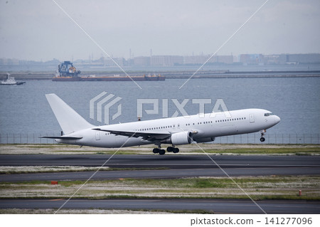 一架波音767飛機起飛 一架波音767飛機起飛 141277096