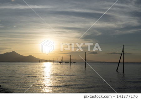 夕陽西下,水下電線桿閃閃發光,構成了一幅壯觀的景象。 夕陽西下,水下電線桿閃閃發光,構成了一幅壯觀的景象。 141277170