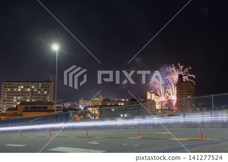 Fireworks in Beppu and the light trails of cars (Beppu City, Oita Prefecture) Fireworks in Beppu and the light trails of cars (Beppu City, Oita Prefecture) 141277524