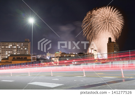 Fireworks in Beppu and the light trails of cars (Beppu City, Oita Prefecture) Fireworks in Beppu and the light trails of cars (Beppu City, Oita Prefecture) 141277526