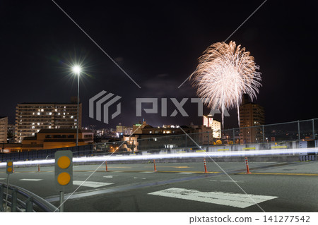 Fireworks in Beppu and the light trails of cars (Beppu City, Oita Prefecture) Fireworks in Beppu and the light trails of cars (Beppu City, Oita Prefecture) 141277542