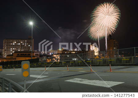 Fireworks in Beppu and the light trails of cars (Beppu City, Oita Prefecture) Fireworks in Beppu and the light trails of cars (Beppu City, Oita Prefecture) 141277543