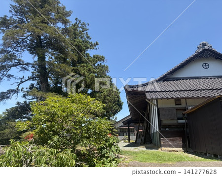 風景如畫,有一座歷史悠久的寺廟和一棵巨大的雪松樹。 風景如畫,有一座歷史悠久的寺廟和一棵巨大的雪松樹。 141277628