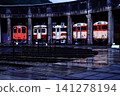 日本國鐵（JNR）型列車（KiHa 33、KiHa 52、KiHa 181、KiHa 58）停放先前的津山機車庫，淋著雨。 141278194