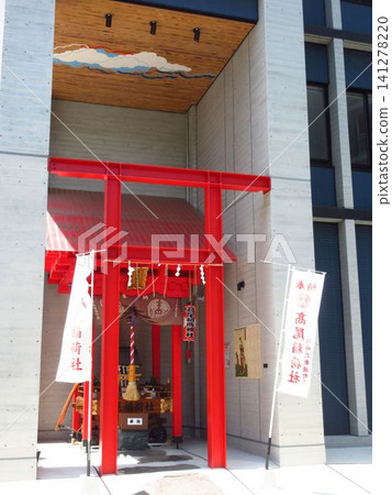 高尾稻荷神社(位於東京中央區)以其醒目的朱紅色鋼製鳥居而聞名。 高尾稻荷神社(位於東京中央區)以其醒目的朱紅色鋼製鳥居而聞名。 141278220