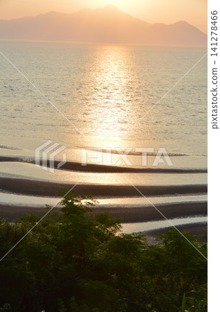 Oshikiki海岸,沙灘潮汐的日落美景(Uto Peninsula北岸/ Shimodami鎮,Uto市,熊本縣) Oshikiki海岸,沙灘潮汐的日落美景(Uto Peninsula北岸/ Shimodami鎮,Uto市,熊本縣) 141278466