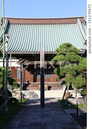 位於千葉縣市川市的德巖寺正殿外觀,矗立在藍天下。 位於千葉縣市川市的德巖寺正殿外觀,矗立在藍天下。 141278472