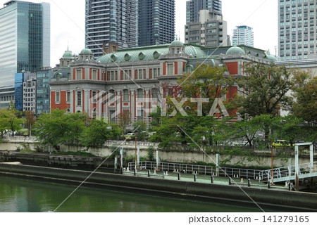 從堂島川(大阪市中之島)這邊看到的大阪市中央公會堂。 從堂島川(大阪市中之島)這邊看到的大阪市中央公會堂。 141279165