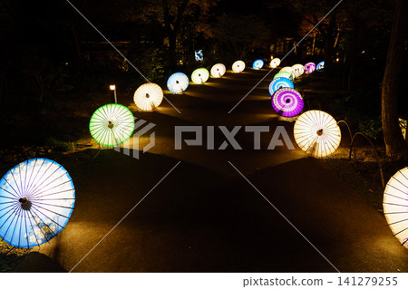 The path of umbrella lanterns 141279255