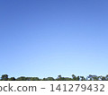湛藍的天空背景，留有足夠的空間添加文字。 141279432