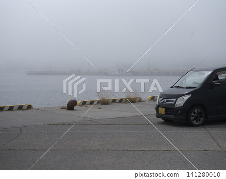 A light vehicle parked at Tatehana Wharf, shrouded in the thick Yamase fog (Hachinohe Port, sea fog, background material) A light vehicle parked at Tatehana Wharf, shrouded in the thick Yamase fog (Hachinohe Port, sea fog, background material) 141280010