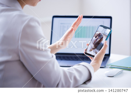 寵物:寵物主人上班時會連接寵物攝影機查看愛犬的雙手。 寵物:寵物主人上班時會連接寵物攝影機查看愛犬的雙手。 141280747
