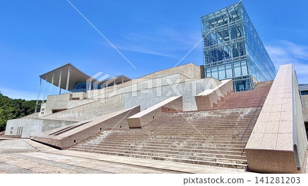 岡崎市美術館(位於愛知縣岡崎市岡崎中央公園)經過大規模翻修後重新開放。 岡崎市美術館(位於愛知縣岡崎市岡崎中央公園)經過大規模翻修後重新開放。 141281203
