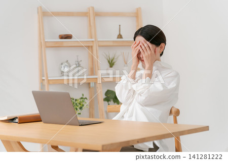 一個女人困擾著看個人電腦 一個女人困擾著看個人電腦 141281222