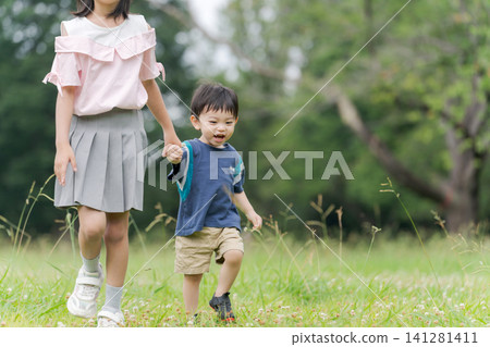 孩子們手牽手走著 141281411