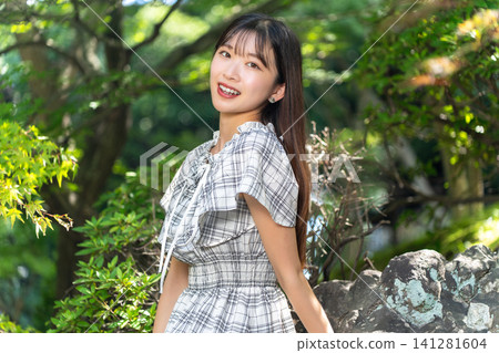 拍攝現場的女模特兒 拍攝現場的女模特兒 141281604