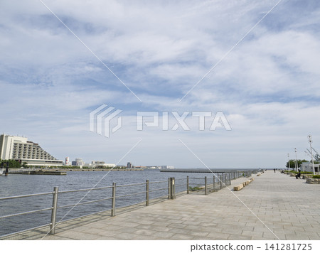 Unleash your spirit with the refreshing waterfront of Kobe. Unleash your spirit with the refreshing waterfront of Kobe. 141281725