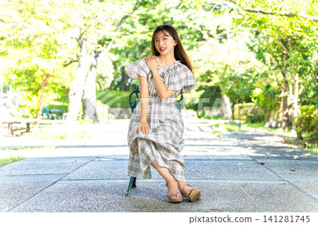 拍攝現場的女模特兒 拍攝現場的女模特兒 141281745
