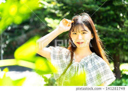 Female model at photo shoot Female model at photo shoot 141281749