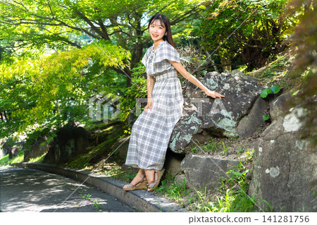 Female model at photo shoot Female model at photo shoot 141281756