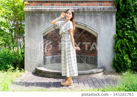 Female model at photo shoot Female model at photo shoot 141281761