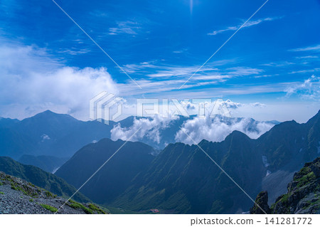 [Mountain scenery] View of the Tsurio Ridge from near the Hotaka-dake Mountain Hut [Nagano Prefecture] 141281772