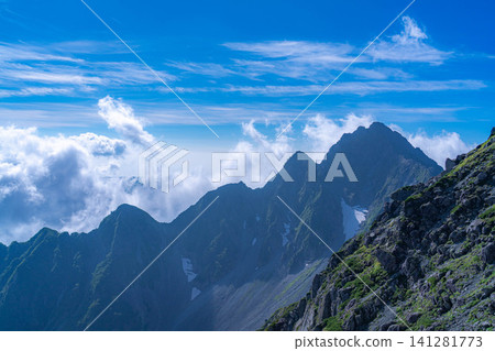 [Mountain scenery] View of the Tsurio Ridge from near the Hotaka-dake Mountain Hut [Nagano Prefecture] 141281773