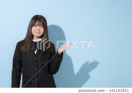 照片中是身穿制服的中學生或高中女生，她們站在淺藍色背景前，面帶微笑，看著鏡頭。這裡展示了一些推薦的姿勢。 141281851