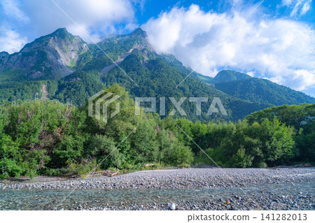 【夏季山景】從上高地眺望明神山(長野縣) 【夏季山景】從上高地眺望明神山(長野縣) 141282013