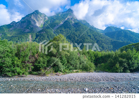 【夏季山景】從上高地眺望明神山(長野縣) 【夏季山景】從上高地眺望明神山(長野縣) 141282015