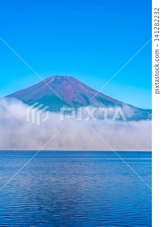 [Mt. Fuji Image] The red Mt. Fuji and sea of clouds bathed in the morning glow as seen from Lake Yamanaka [Yamanashi Prefecture] 141282232