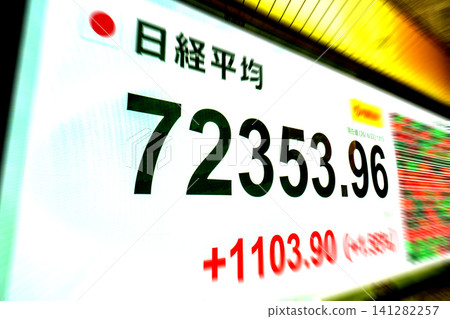 東京股市股價首度突破72,000日圓大關，收在7,2353.96日圓。東證指數也創下歷史新高。 141282257
