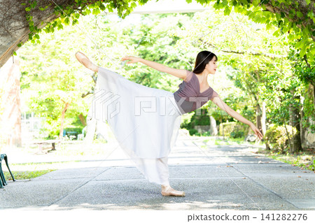 拱門下的芭蕾舞女 拱門下的芭蕾舞女 141282276