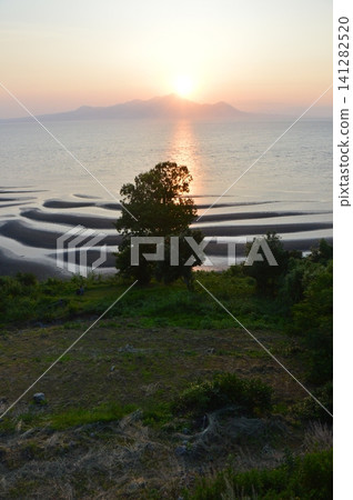 Oshikiki海岸,沙灘潮汐的日落美景(Uto Peninsula北岸/ Shimodami鎮,Uto市,熊本縣) Oshikiki海岸,沙灘潮汐的日落美景(Uto Peninsula北岸/ Shimodami鎮,Uto市,熊本縣) 141282520