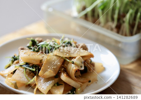 豬肉泡菜炒白蘿蔔苗和豌豆苗 豬肉泡菜炒白蘿蔔苗和豌豆苗 141282689