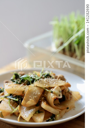豬肉泡菜炒白蘿蔔苗和豌豆苗 豬肉泡菜炒白蘿蔔苗和豌豆苗 141282690
