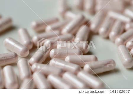 透明膠囊,內含卡姆果粉;一種維生素補充劑。 透明膠囊,內含卡姆果粉;一種維生素補充劑。 141282907