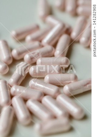 透明膠囊,內含卡姆果粉;一種維生素補充劑。 透明膠囊,內含卡姆果粉;一種維生素補充劑。 141282908