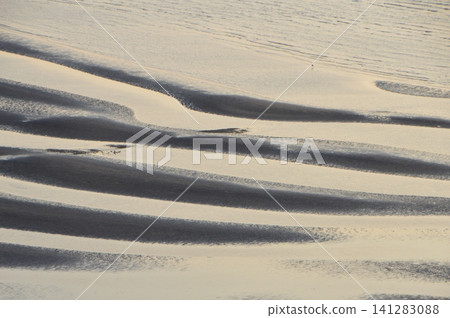 Sand tidal flats of the Oshikiki coast (Uto Peninsula North Shore / Shimoda-cho Uto City, Kumamoto Prefecture) Sand tidal flats of the Oshikiki coast (Uto Peninsula North Shore / Shimoda-cho Uto City, Kumamoto Prefecture) 141283088