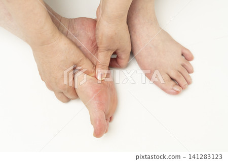 Foot problems of senior women Foot problems of senior women 141283123