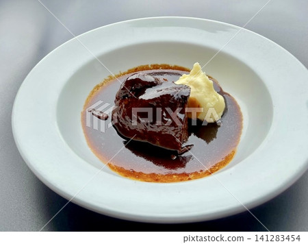 啤酒燉豬肉,配馬鈴薯泥。 啤酒燉豬肉,配馬鈴薯泥。 141283454