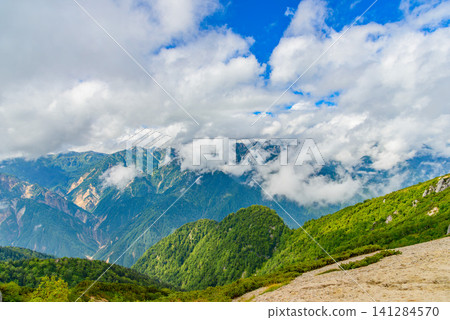 夏日午後,從椿山上的圓山莊山間小屋附近,透過雲層眺望北阿爾卑斯山脈,遠眺浦銀座。 夏日午後,從椿山上的圓山莊山間小屋附近,透過雲層眺望北阿爾卑斯山脈,遠眺浦銀座。 141284570