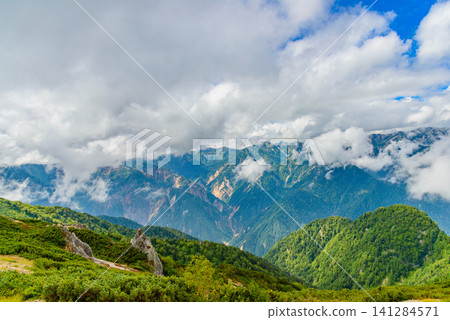 夏日午後,從椿山上的圓山莊山間小屋附近,透過雲層眺望北阿爾卑斯山脈,遠眺浦銀座。 夏日午後,從椿山上的圓山莊山間小屋附近,透過雲層眺望北阿爾卑斯山脈,遠眺浦銀座。 141284571