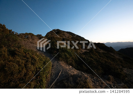 從玉山登山路線看到的風景,玉山是台灣最高峰。 從玉山登山路線看到的風景,玉山是台灣最高峰。 141284595