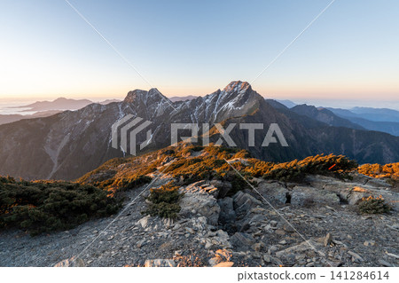 從玉山登山路線看到的風景,玉山是台灣最高峰。 從玉山登山路線看到的風景,玉山是台灣最高峰。 141284614